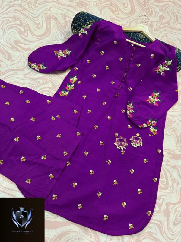 CASUal Kurti With Emb Flapper - Image 6